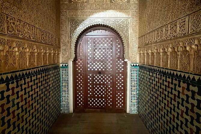 Alhambra and Nasrid Palaces Guided Tour with Tickets - The Alcazaba: a fortress with a vanished neighborhood
