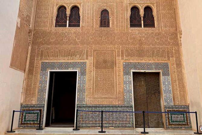 Alhambra and Nasrid Palaces Guided Tour with Tickets - The Generalife gardens: a quieter royal retreat