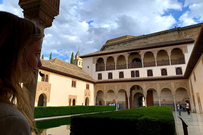 Alhambra and Nasrid Palaces Guided Tour with Tickets - Meeting points, languages, and practical preparation