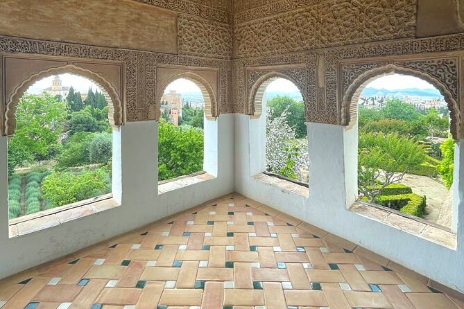 Alhambra and Nasrid Palaces Guided Tour with Tickets - The opening 30 minutes: getting the royal city into focus