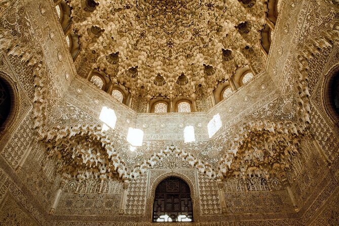 Alhambra and Nasrid Palaces: Skip-the-line Ticket and Local Guide - Why a guide helps at the Alhambra