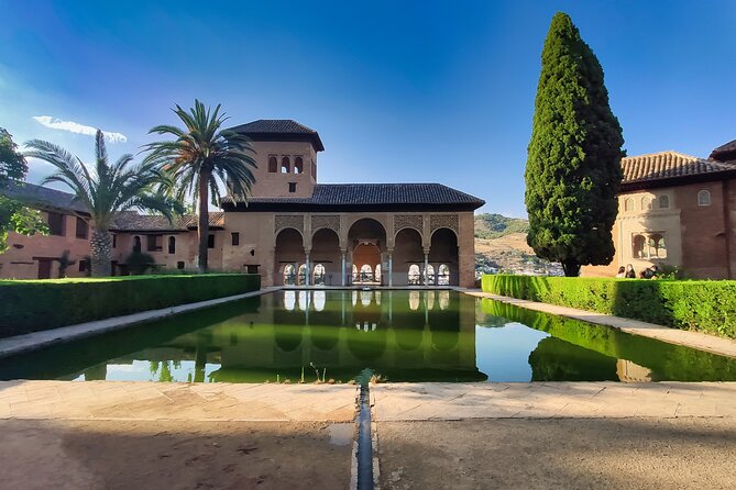 Alhambra and Nasrid Palaces: Skip-the-line Ticket and Local Guide - What the small group changes