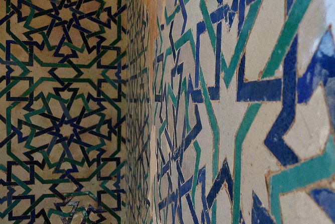 Alhambra &Charles Palace Guided Tour with Optional Nasrid Palaces - Alcazaba gives you the fortress side
