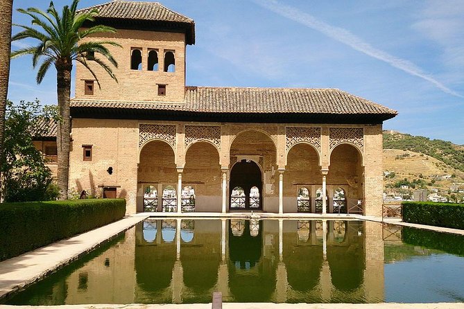 Alhambra &Charles Palace Guided Tour with Optional Nasrid Palaces - The guides are often the strongest part
