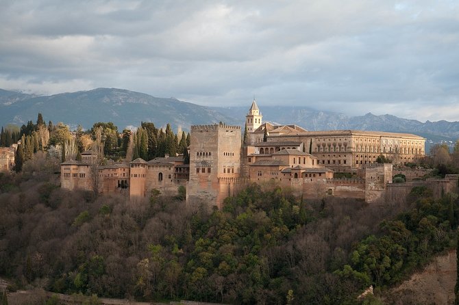 Alhambra: Complete Guided Tour with Nasrid Palaces Tickets - The Alcazaba and Torre de la Vela