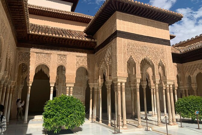 Alhambra: Complete Guided Tour with Nasrid Palaces Tickets - What the guide adds