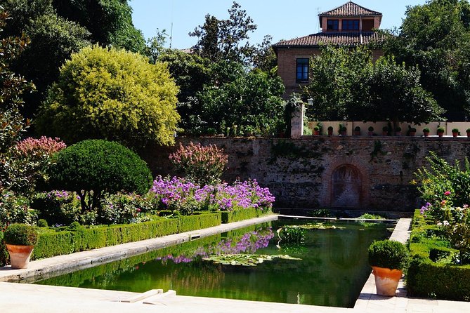 Alhambra Complete: Ticket Skip-the-Line Nasrid Palace and Generalife with Guide - Alcazaba: the Alhambra’s military beginning