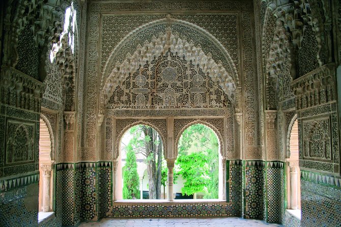 Alhambra Complete: Ticket Skip-the-Line Nasrid Palace and Generalife with Guide - Nasrid Palaces: the heart of the tour