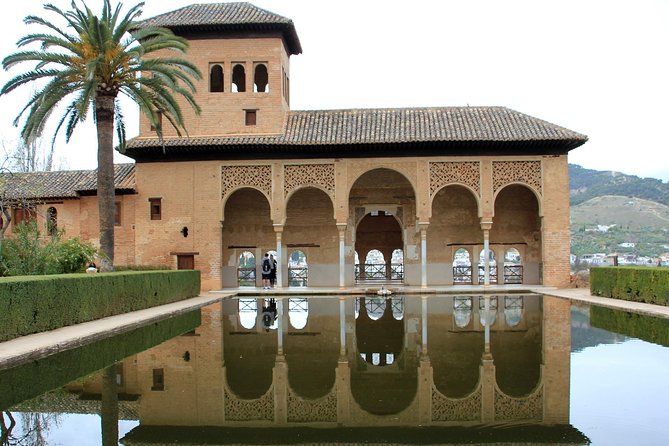 Alhambra Complete: Ticket Skip-the-Line Nasrid Palace and Generalife with Guide - Charles V Palace: a sharp change in style