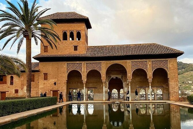 Alhambra Experience – Explore Nasrid Palaces & Generalife Gardens - Why the Alhambra deserves a full morning or afternoon