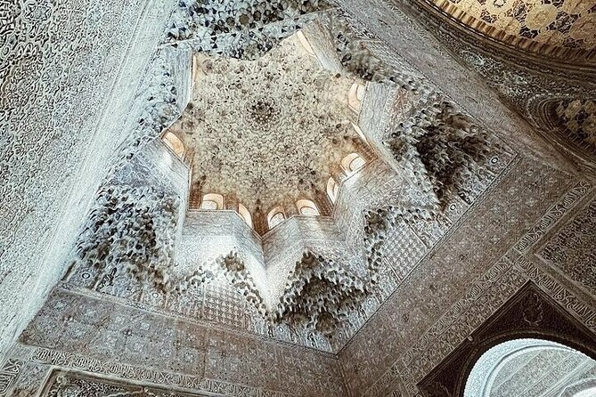 Alhambra Experience – Explore Nasrid Palaces & Generalife Gardens - The main Alhambra complex: start by getting your bearings