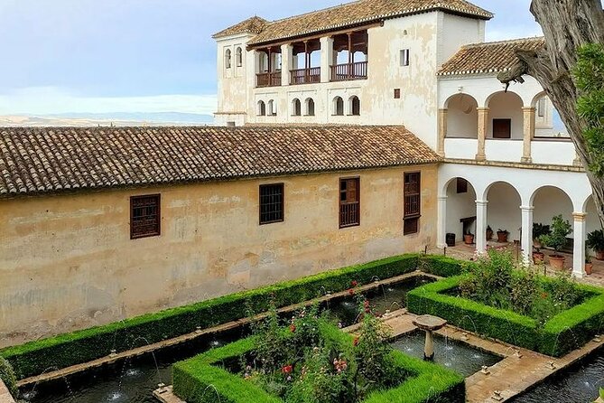 Alhambra Experience – Explore Nasrid Palaces & Generalife Gardens - Your passport and QR code are part of the visit