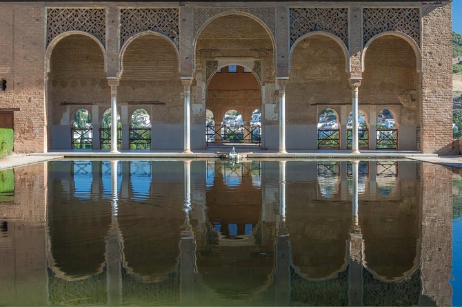 Alhambra & Generalife: Exclusive 3-Hour Private Tour with Tickets Included - Court of the Lions and Sala de los Reyes