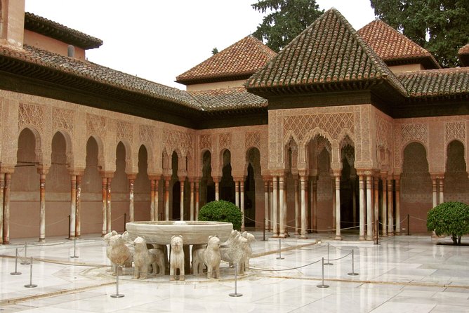 Alhambra & Generalife: Exclusive 3-Hour Private Tour with Tickets Included - Palace of Charles V: a sharp change in style