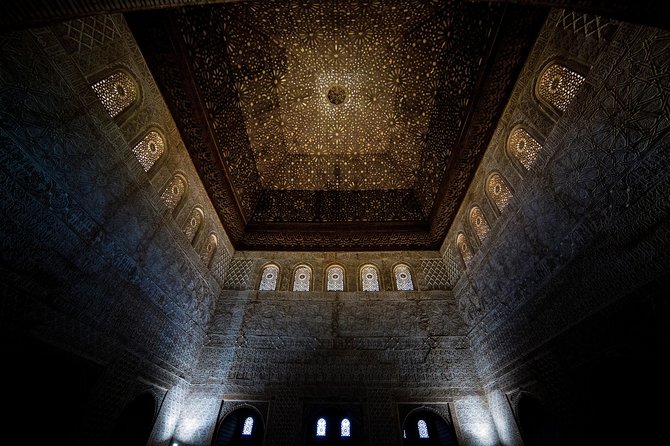 Alhambra & Generalife: Exclusive 3-Hour Private Tour with Tickets Included - Beginning at the Alhambra entrance