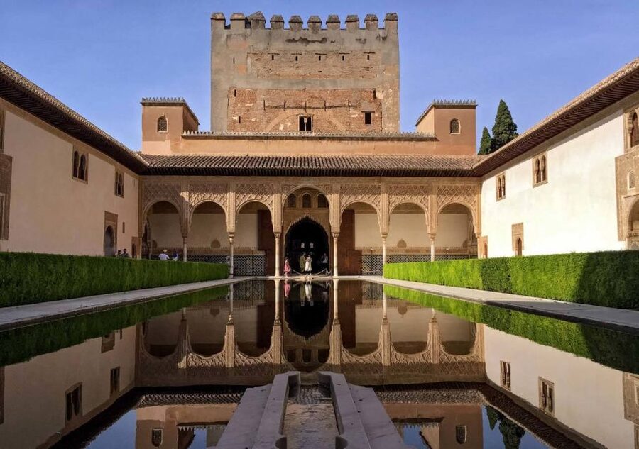 Alhambra & Generalife: Exclusive 3 hours Private Tour - Languages, guide style, and the private format
