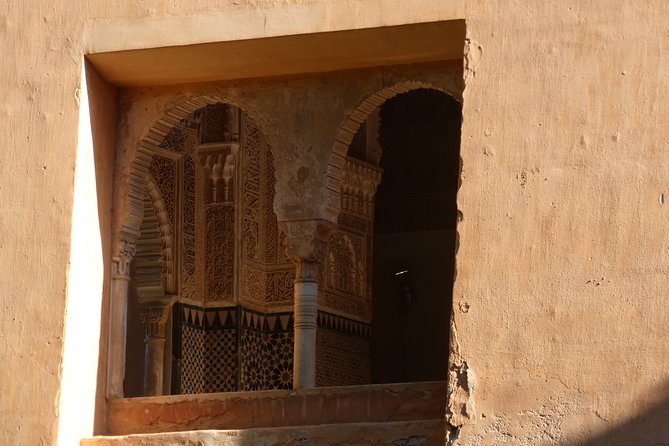 Alhambra & Generalife Skip the Line Premium Tour including Nasrid Palaces - Why a guide matters inside the Alhambra
