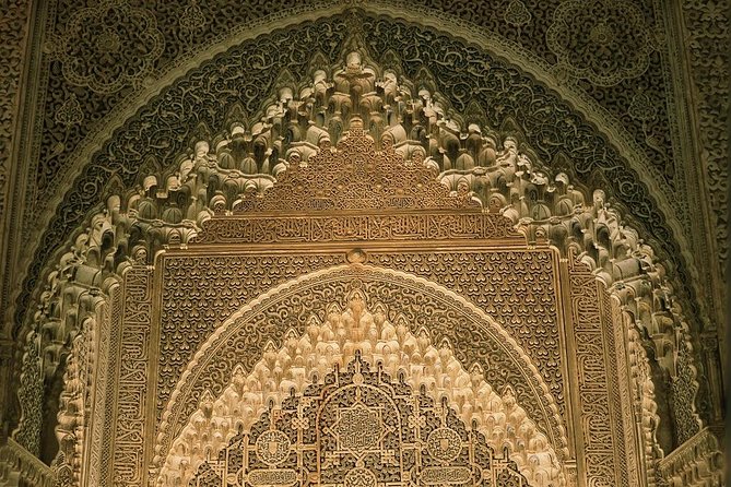 Alhambra & Generalife Skip the line Small Group including Nasrid Palaces - Meeting point and identification checks