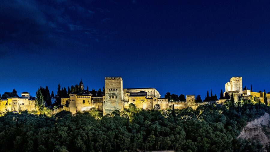 Alhambra: Nasrid Palaces Guided Night Tour without tickets - Why see the Alhambra after dark?