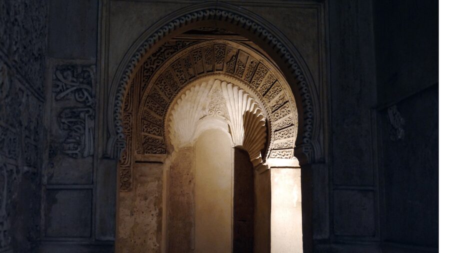 Alhambra: Nasrid Palaces Guided Night Tour without tickets - Charles V’s Palace under evening light