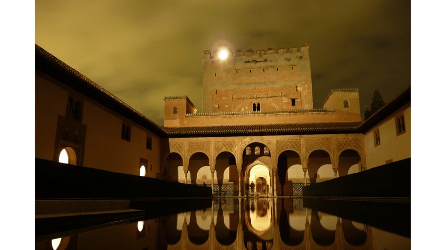 Alhambra: Nasrid Palaces Guided Night Tour without tickets - Entering the Nasrid Palaces at night