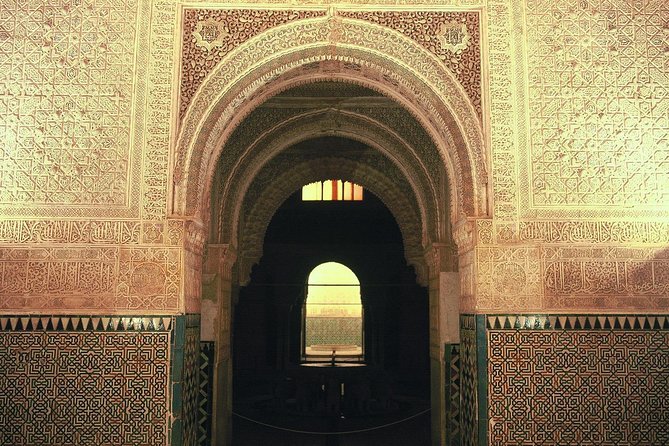 Alhambra: Night Visit to Nasrid Palaces - Audio guide or human guide?