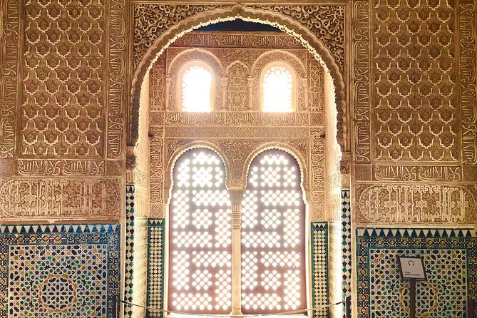 Alhambra Private Tour with Skip-the-line-tickets - Meeting point, timing, and group size