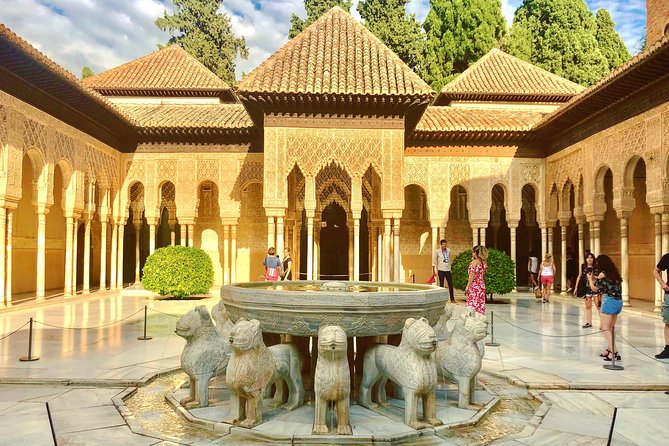 Alhambra Private Tour with Skip-the-line-tickets - Palace of Carlos V and the Christian chapter