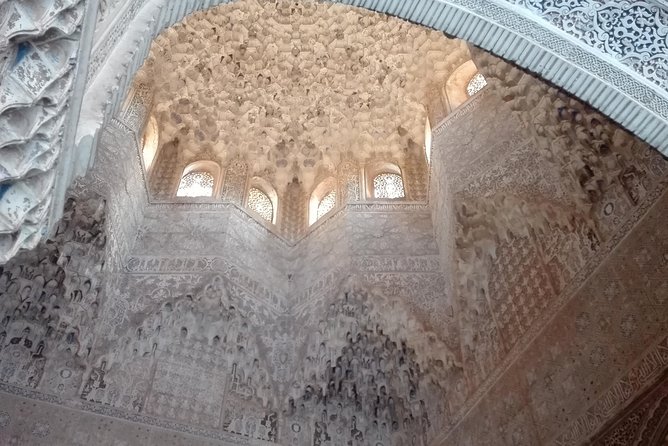 Alhambra private tour (without tickets) total/group Max 15 people - Why a private Alhambra guide can be worth it