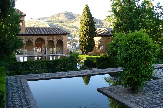 Alhambra Skip-the-Line Guided Tour - The Palace of Carlos V and a change in style