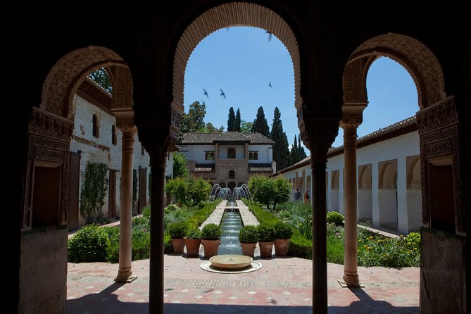 Alhambra: Small Group Tour with Local Guide & Admission - Generalife Gardens and the sultan’s summer retreat