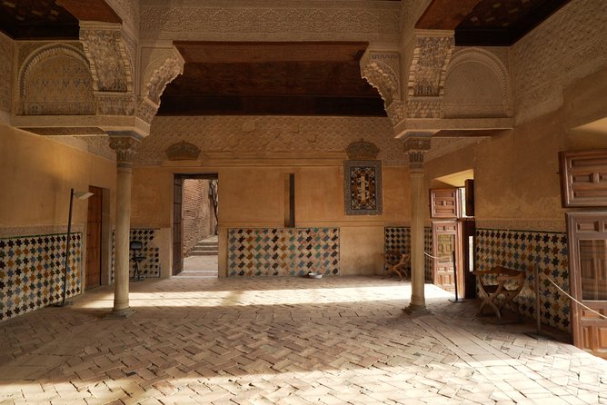 Alhambra: Small Group Tour with Local Guide & Admission - Group size, pace, and the real experience