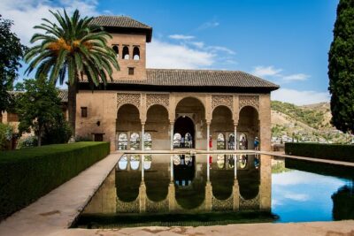 Alhambra Tour and Nazaries Palaces with Hammam Massage Experience