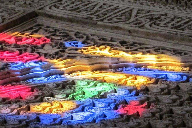 Alhambra Tour & ticket: Nasrid Palaces, Alcazaba & Generalife - Audio equipment, group size, and guide style