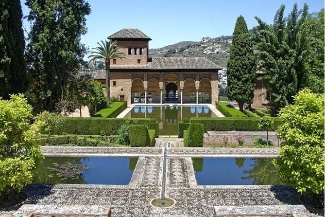 Alhambra: tour with Nasrid Palaces. Admission not included - Price, Tickets, and the Real Cost