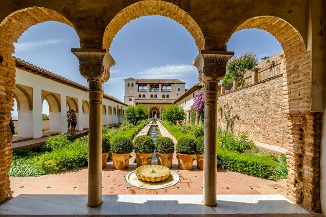 Alhambra: tour with Nasrid Palaces. Admission not included - The Alcazaba and Torre de la Vela