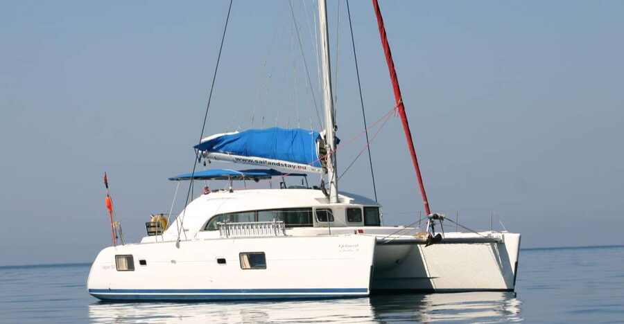 Costa Tropical: Luxury Catamaran Trip with Lunch - Sailing Past La Herradura and Cerro Gordo