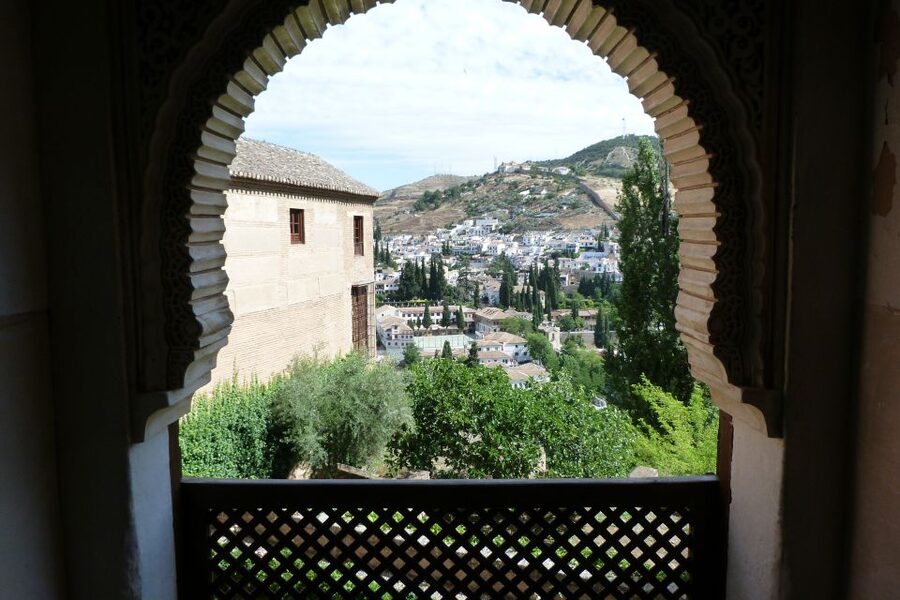 From Costa del Sol or Malaga: Granada and Alhambra Tour - The San Nicolás viewpoint and the Albaicín