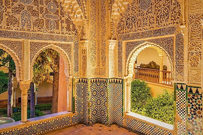 Full Alhambra tour with preferential access (SPANISH language) - The Nasrid Palaces: the heart of the visit