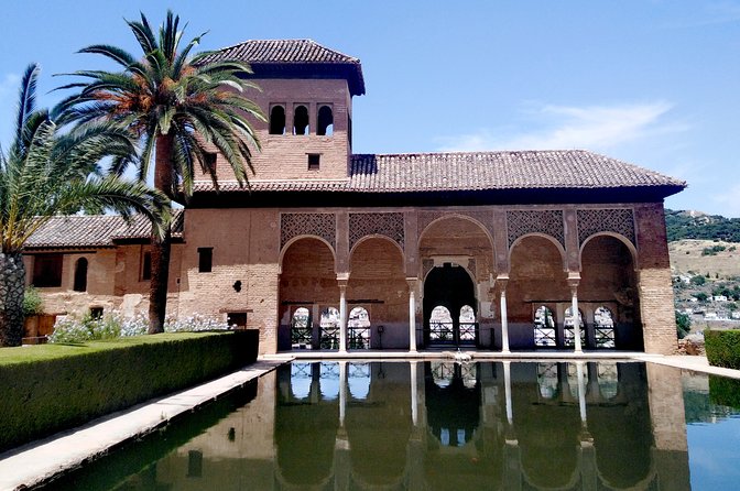 Going to Alhambra? 3 hrs Private Tour! Skip the long lines to visit the Alhambra - The guide makes the biggest difference