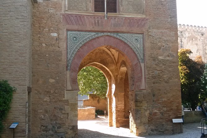 Going to Alhambra? 3 hrs Private Tour! Skip the long lines to visit the Alhambra - The Alcazaba and Charles V Palace
