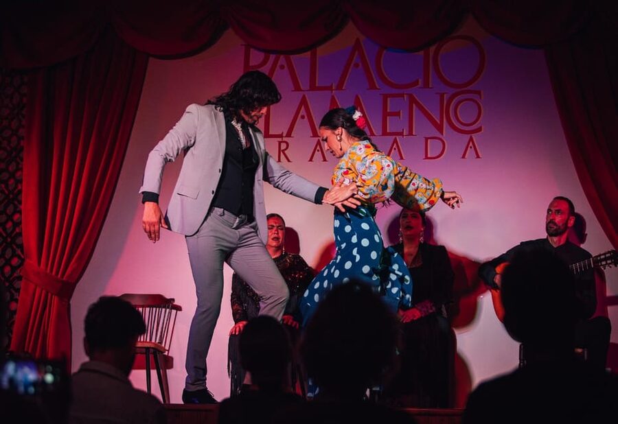 Granada: 1-Hour Traditional Flamenco Show at Palacio - Seating, comfort, and small practical drawbacks