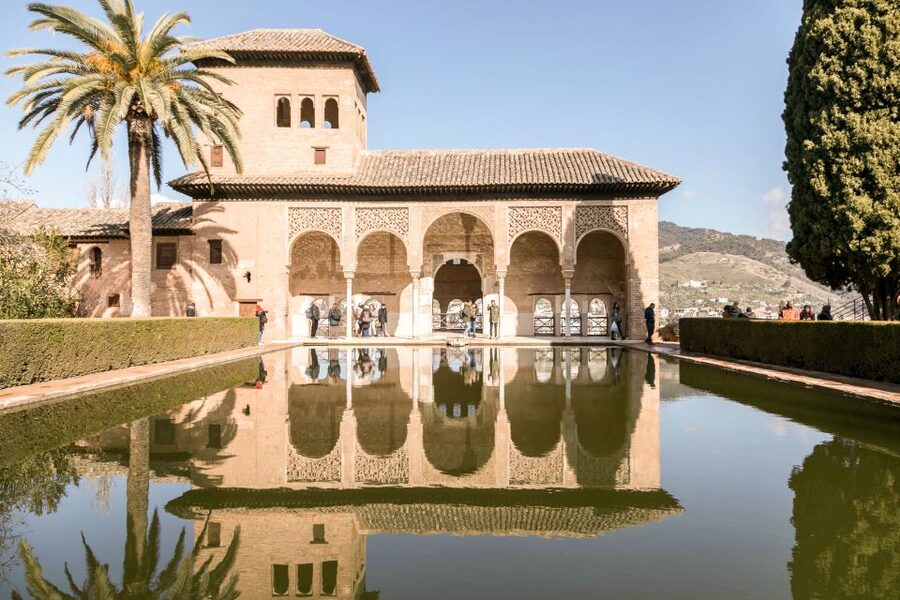 Granada: 3-Hour Alhambra and Generalife Gardens Guided Tour - Three hours at the right pace