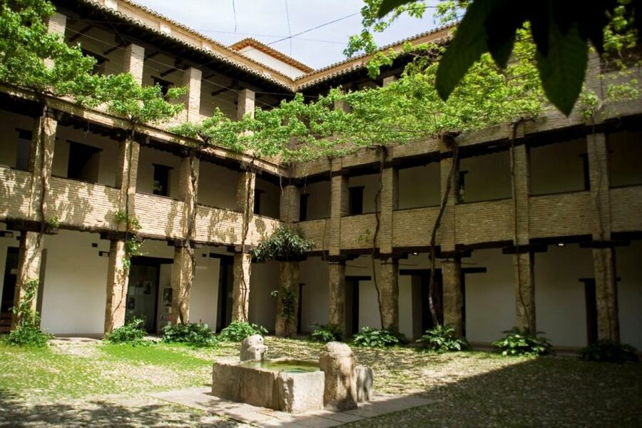 Granada Albaicín: 2.5-Hour Tapas & Drinks Walking Tour - Walking into Granada’s Albaicín