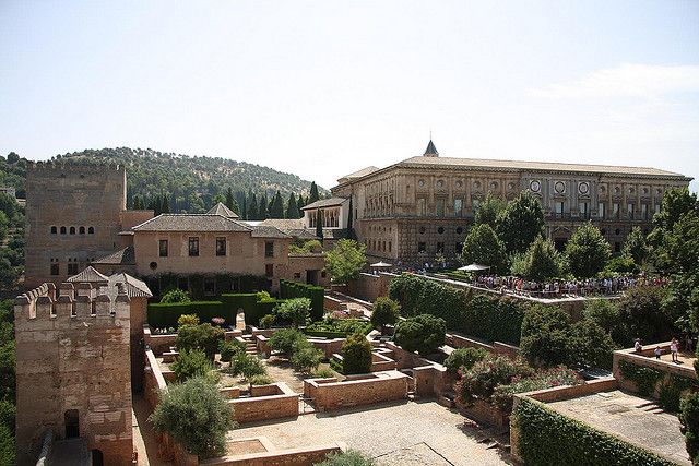 Granada Albaicín: 2.5-Hour Tapas & Drinks Walking Tour - What the guide adds to the route