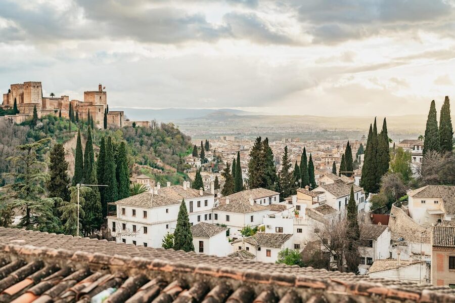 Granada: Albaicín and Sacromonte Guided Sunset Walking Tour - Albaicín’s winding lanes and Islamic character
