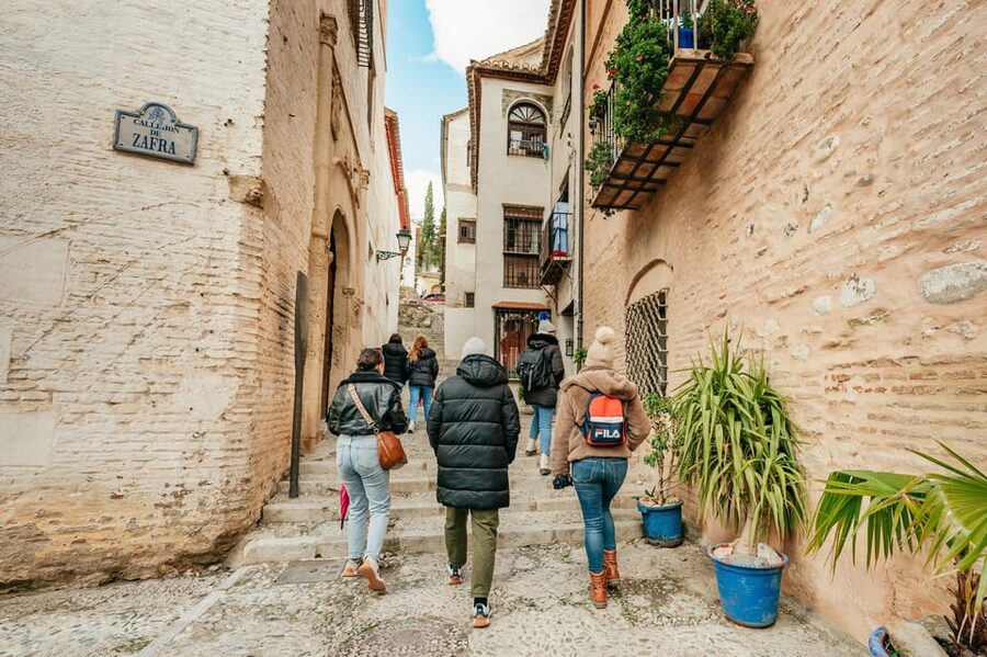 Granada: Albaicín and Sacromonte Guided Sunset Walking Tour - What the guides add to the walk