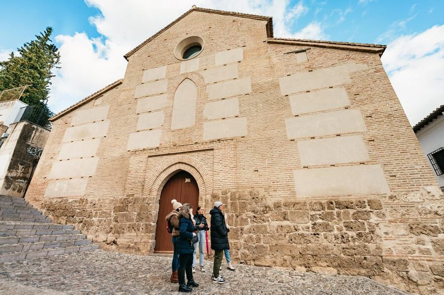 Granada: Albaicín and Sacromonte Guided Sunset Walking Tour - Who should book this walk?