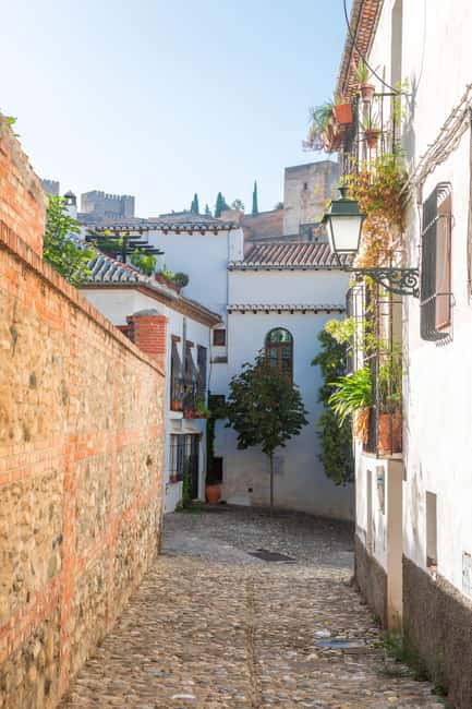 Granada: Albaicín and Sacromonte Guided Walking Tour - What the $17 price really buys