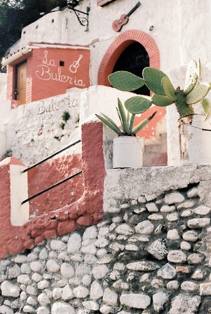 Granada: Albaicín and Sacromonte Sunset Tour & Flamenco Show - Starting at Plaza Nueva beneath the Chancillería